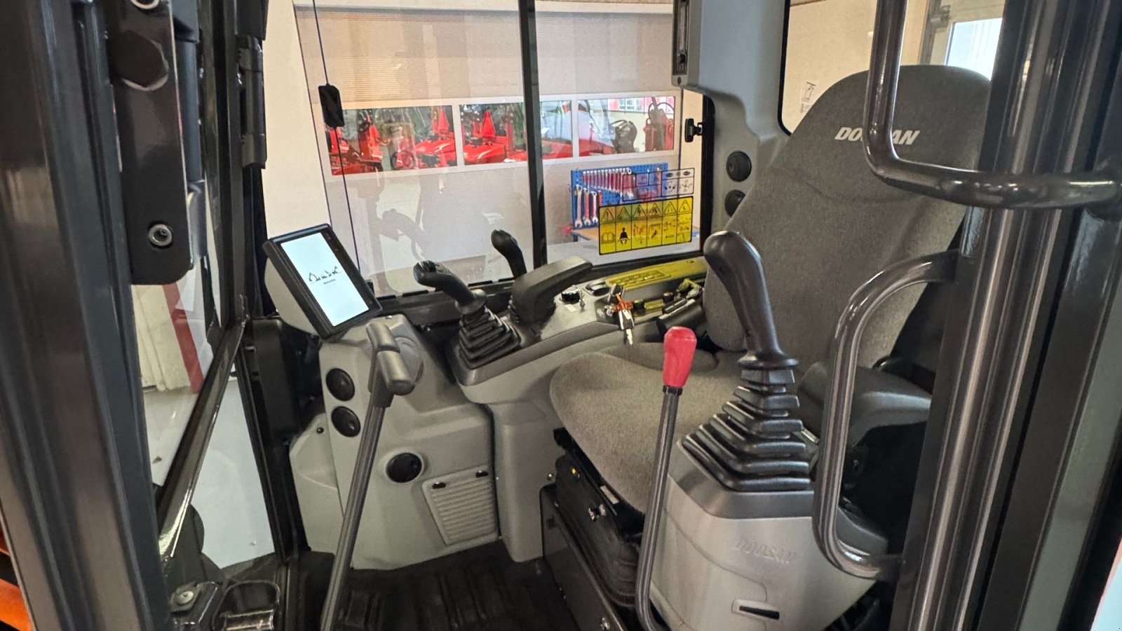 Bagger от тип Develon DX55R-7 KUN 27 TIMER OG TILTSKIFTE!, Gebrauchtmaschine в Nørager (Снимка 16)