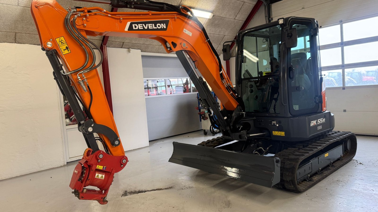 Bagger du type Develon DX55R-7 KUN 27 TIMER, TILTSKIFTE OG 2 SKOVLE, Gebrauchtmaschine en Nørager (Photo 2)