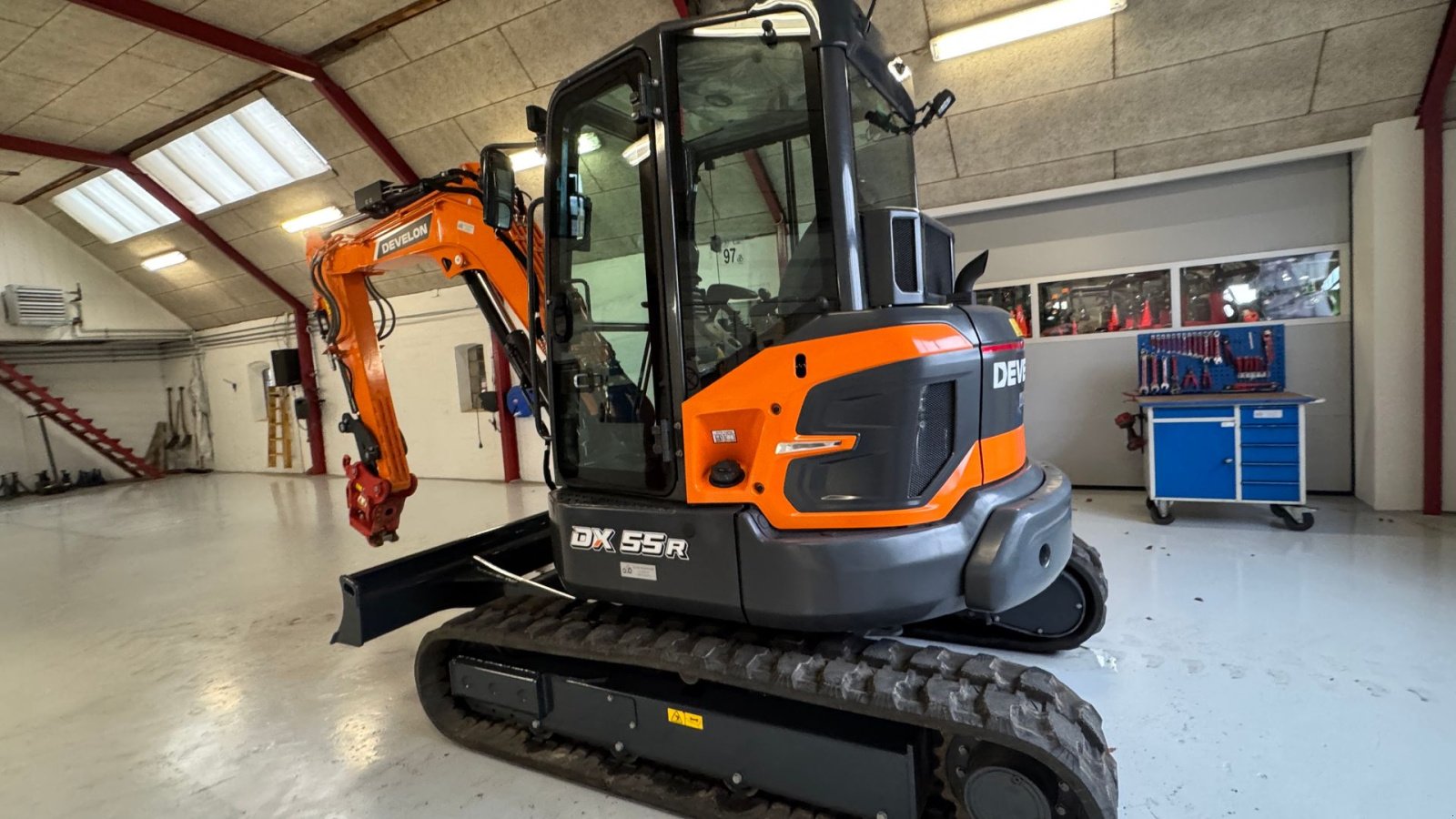 Bagger du type Develon DX55R-7 KUN 27 TIMER, TILTSKIFTE OG 2 SKOVLE, Gebrauchtmaschine en Nørager (Photo 5)