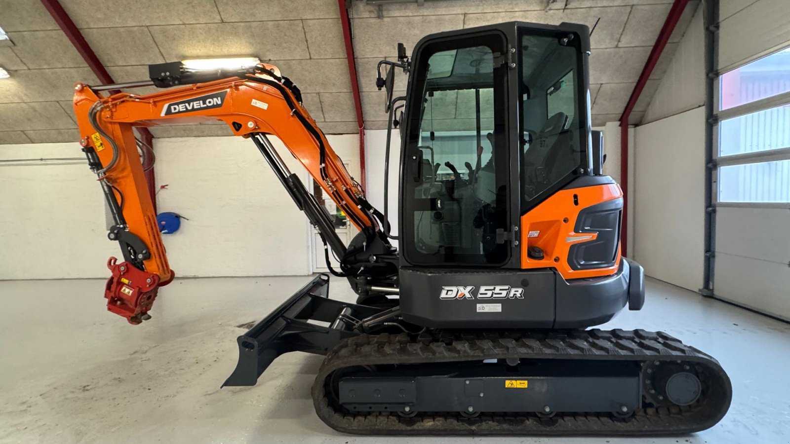 Bagger du type Develon DX55R-7 KUN 27 TIMER, TILTSKIFTE OG 2 SKOVLE, Gebrauchtmaschine en Nørager (Photo 4)