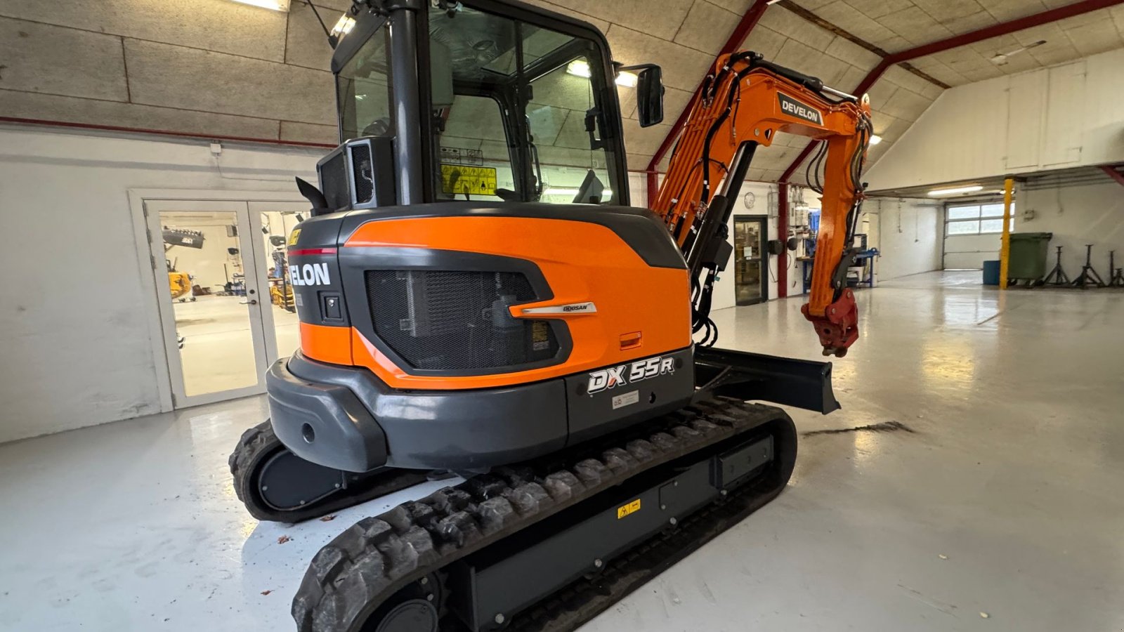 Bagger du type Develon DX55R-7 KUN 27 TIMER, TILTSKIFTE OG 2 SKOVLE, Gebrauchtmaschine en Nørager (Photo 10)