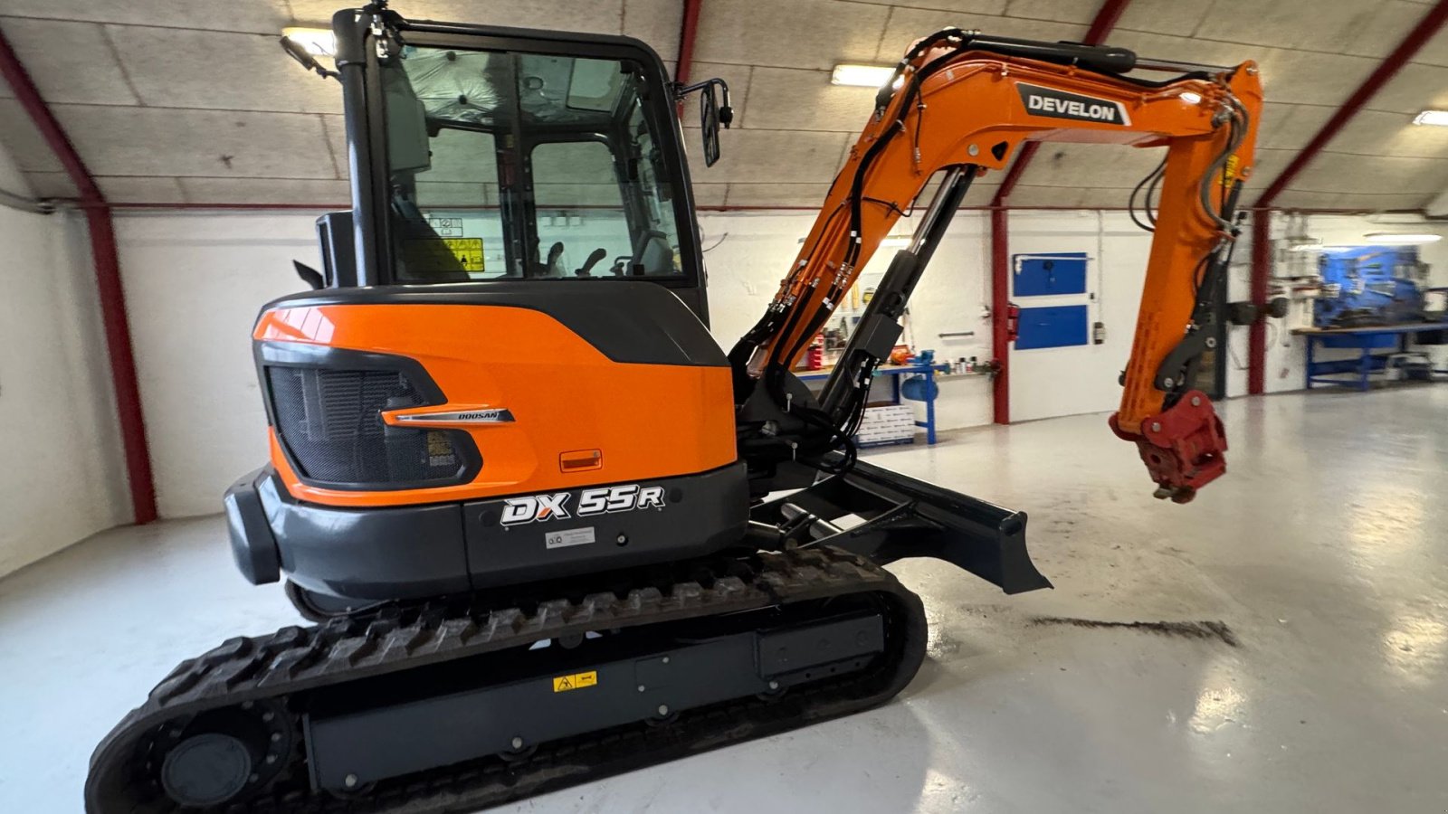 Bagger du type Develon DX55R-7 KUN 27 TIMER, TILTSKIFTE OG 2 SKOVLE, Gebrauchtmaschine en Nørager (Photo 11)