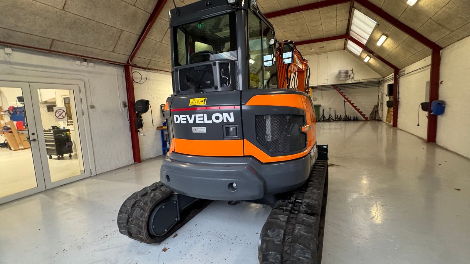 Bagger du type Develon DX55R-7 KUN 27 TIMER, TILTSKIFTE OG 2 SKOVLE, Gebrauchtmaschine en Nørager (Photo 9)