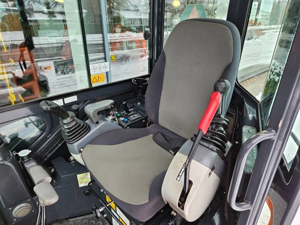 Bagger от тип Hitachi ZX 26 U-5 A CR, Gebrauchtmaschine в Fårevejle (Снимка 7)