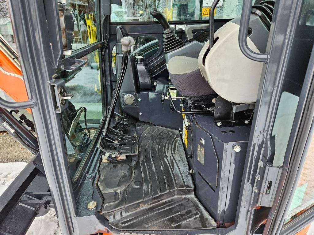 Bagger от тип Hitachi ZX 26 U-5 A CR, Gebrauchtmaschine в Fårevejle (Снимка 8)