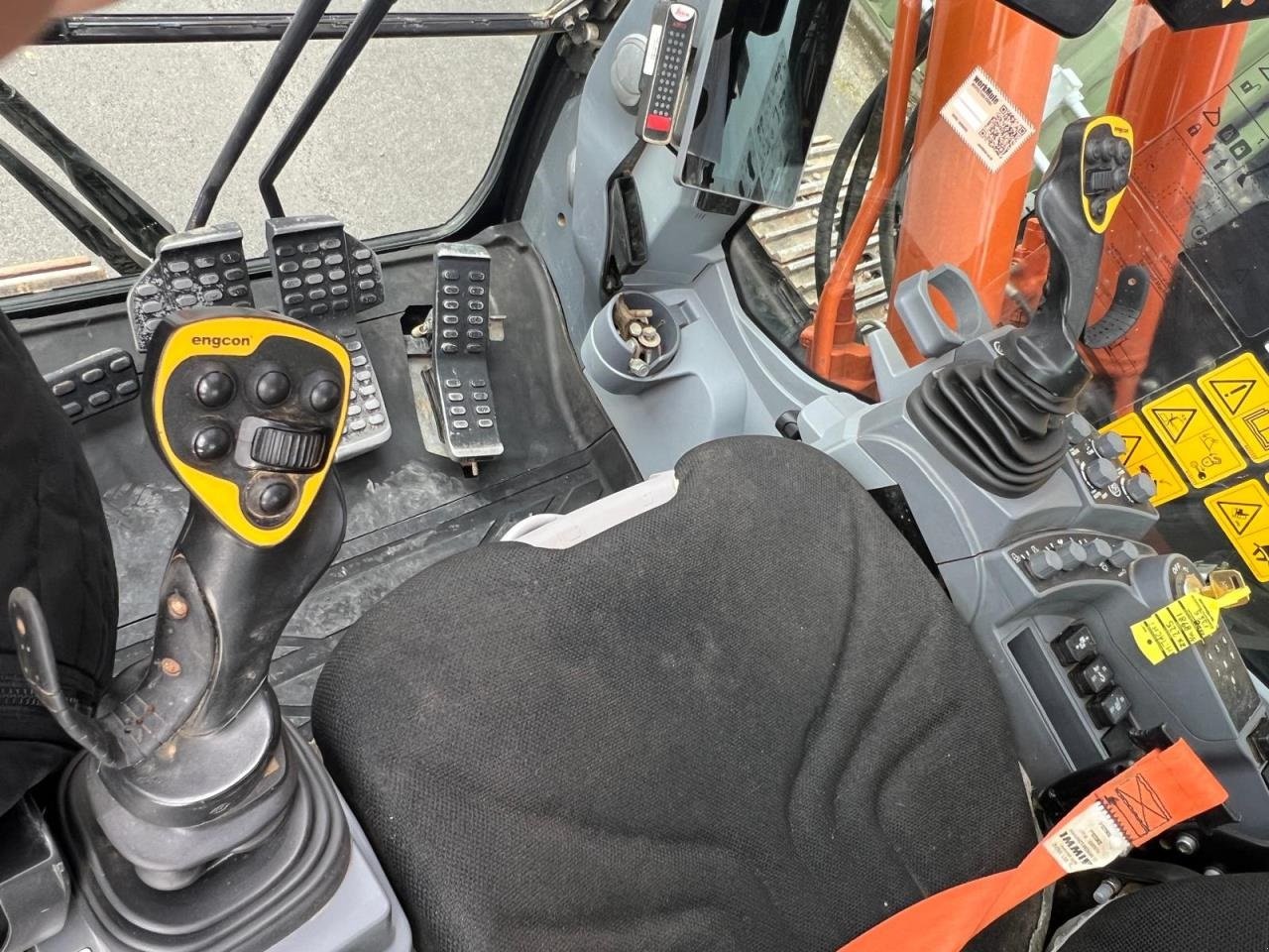 Bagger des Typs Hitachi ZX225USLC-7, Gebrauchtmaschine in Middelfart (Bild 16)