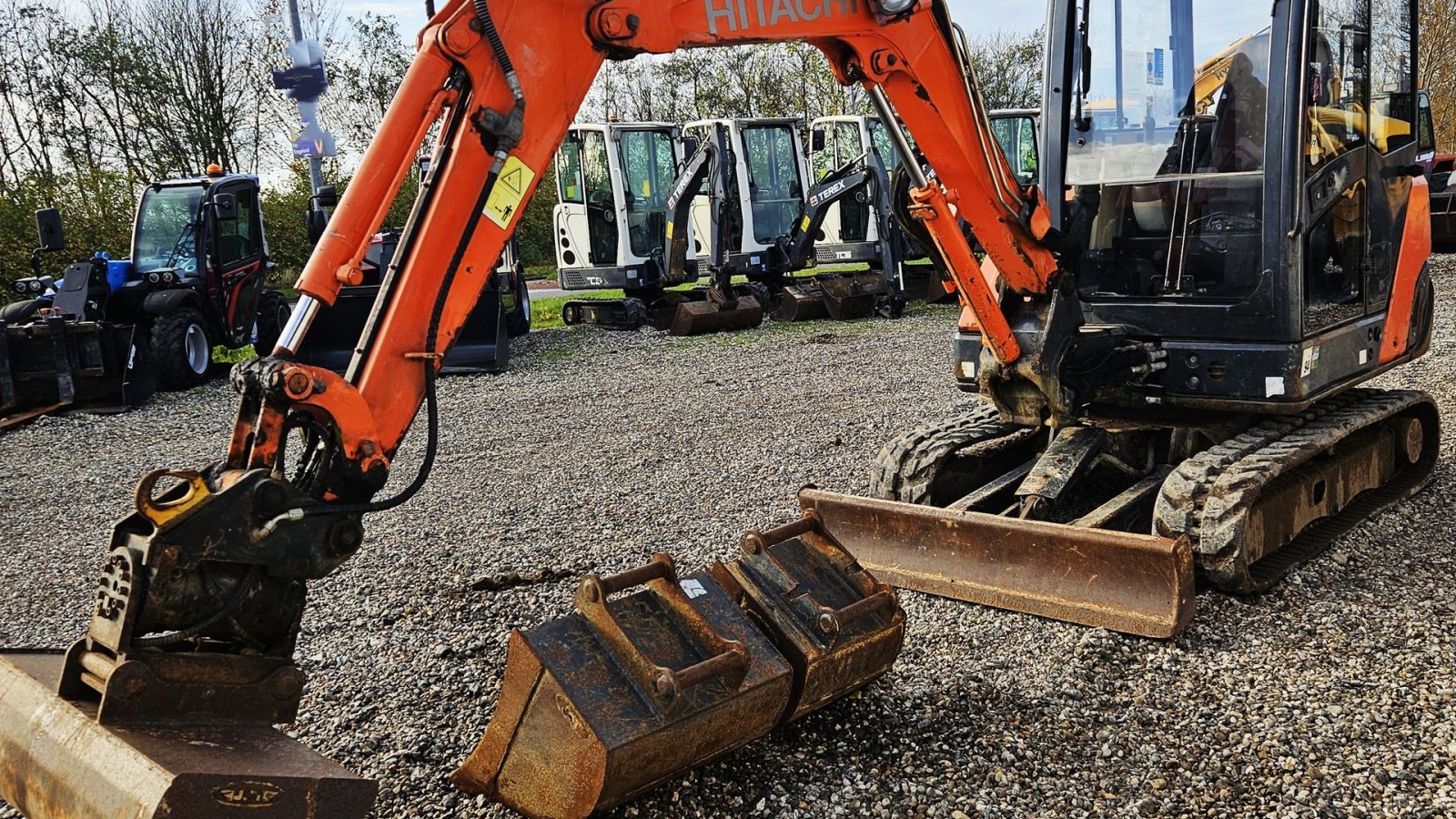 Bagger des Typs Hitachi ZX27-3 / med powertilt og skovlsæt / årgang 2013, Gebrauchtmaschine in Arden (Bild 3)