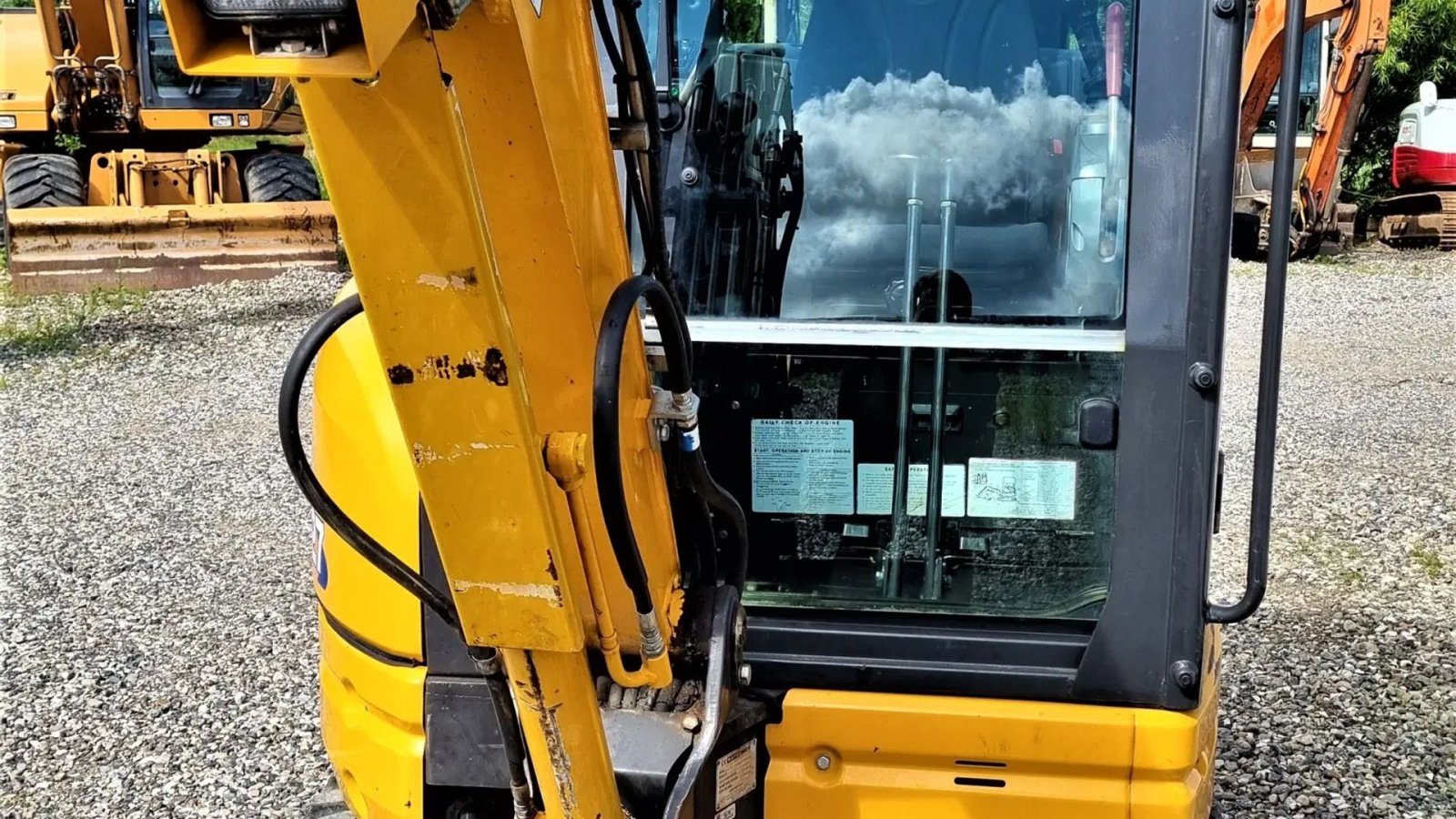 Bagger des Typs Kato 27 V4 / kun 1000 timer / Tiltman og skovlsæt / årg. 2019, Gebrauchtmaschine in Arden (Bild 3)