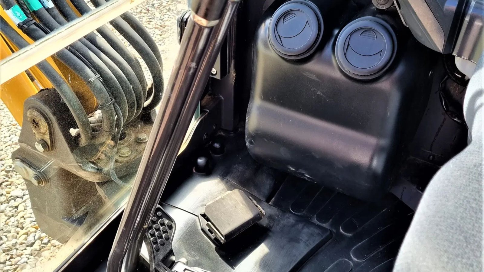 Bagger des Typs Kato 27 V4 / kun 1000 timer / Tiltman og skovlsæt / årg. 2019, Gebrauchtmaschine in Arden (Bild 17)