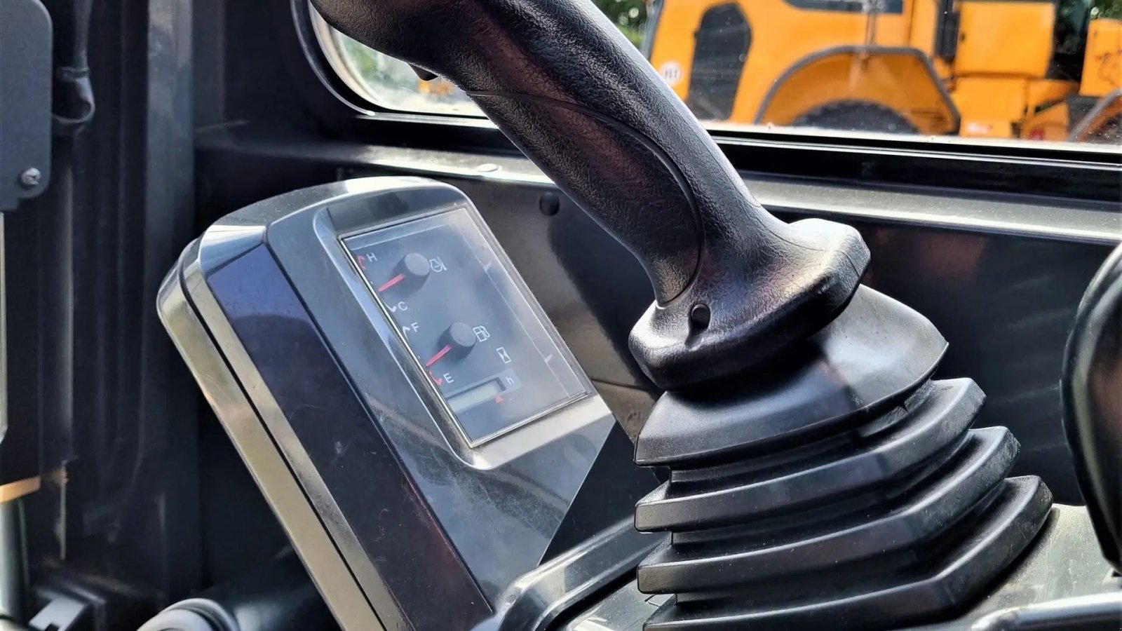 Bagger des Typs Kato 27 V4 / kun 1000 timer / Tiltman og skovlsæt / årg. 2019, Gebrauchtmaschine in Arden (Bild 14)