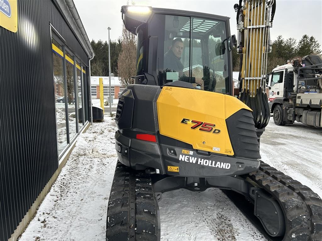 Bagger of the type New Holland E75D, Gebrauchtmaschine in Give (Picture 6)