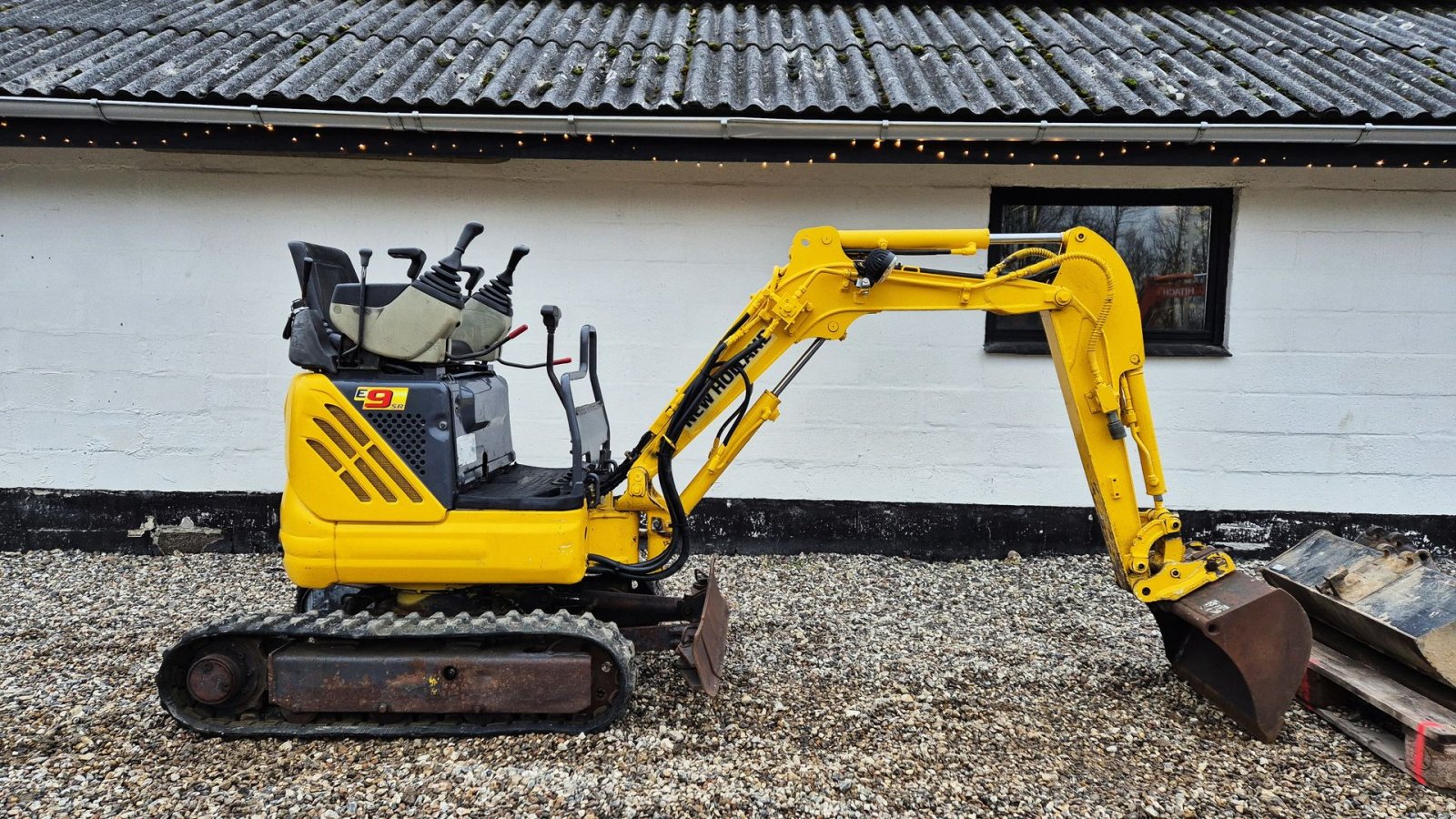 Bagger des Typs New Holland E9 SR / 2900 timer / med skovlsæt / pæn stand, Gebrauchtmaschine in Arden (Bild 2)