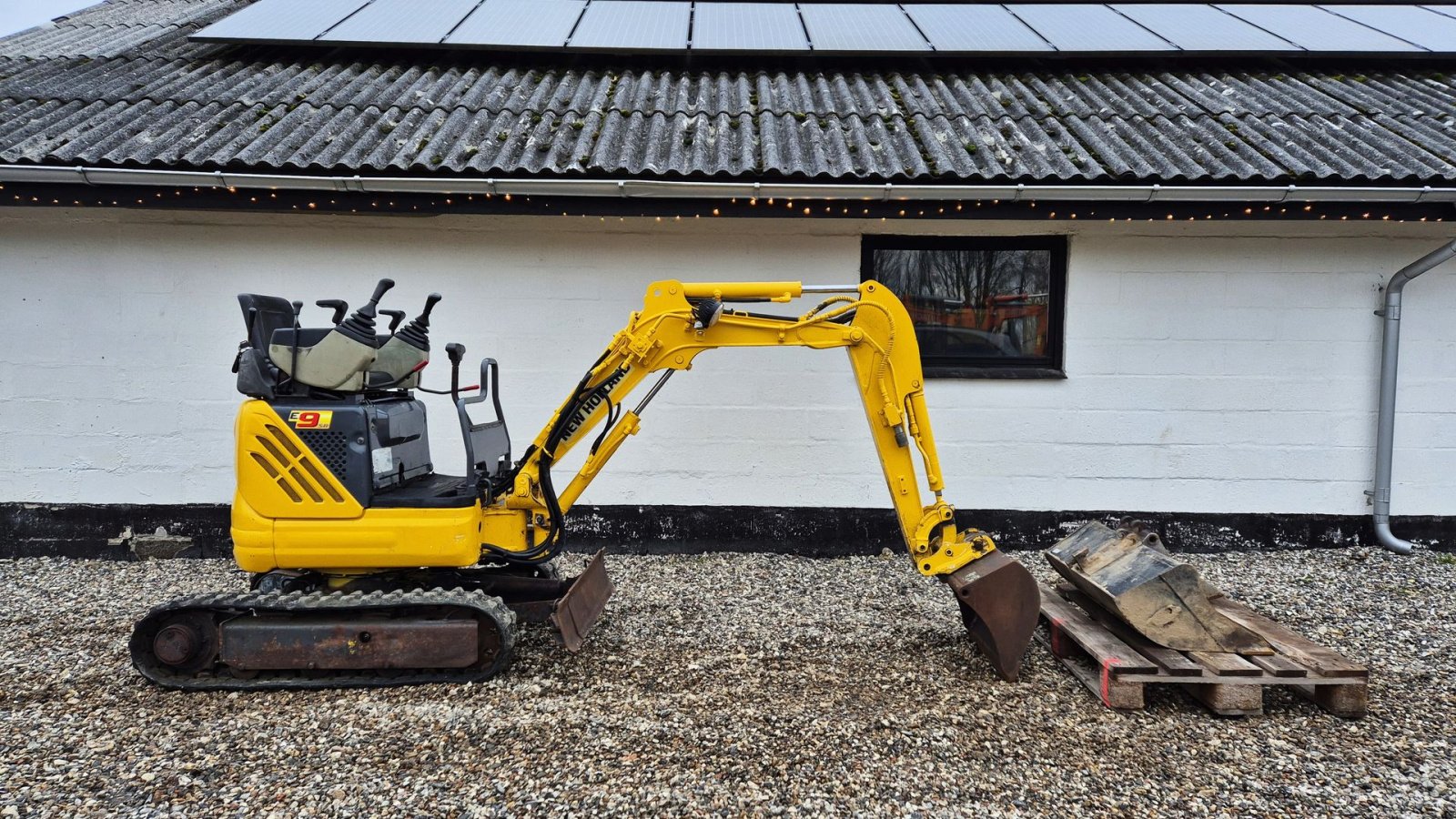 Bagger des Typs New Holland E9 SR / 2900 timer / med skovlsæt / pæn stand, Gebrauchtmaschine in Arden (Bild 1)