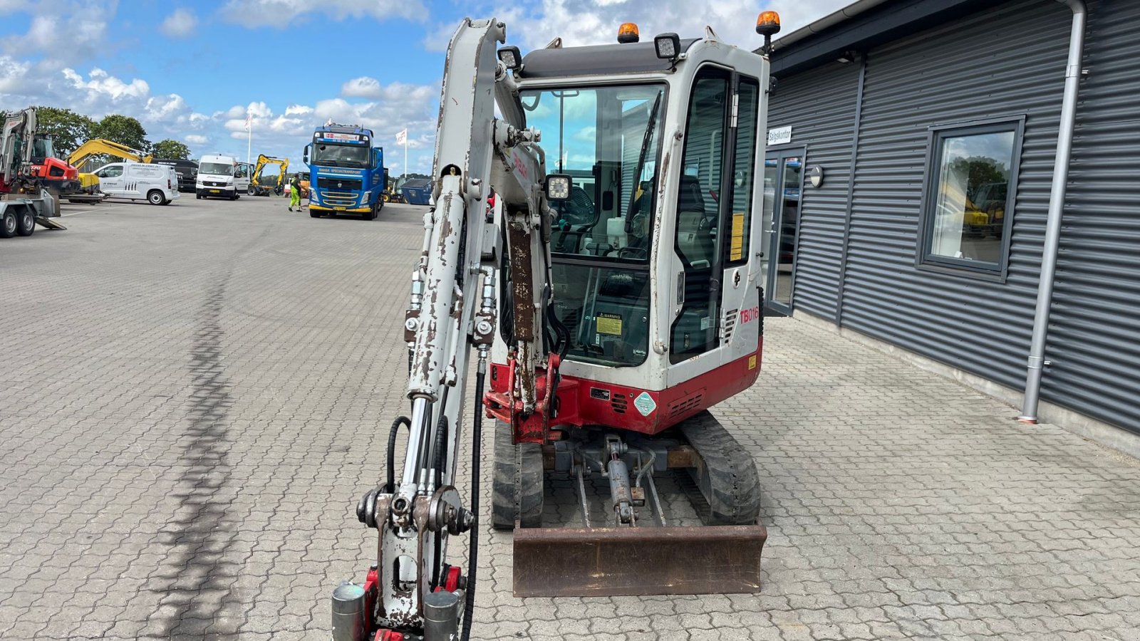 Bagger des Typs Takeuchi TB016 Tilt fæste, hydraulisk skovl fæste fin stand, Gebrauchtmaschine in Rønnede (Bild 9)