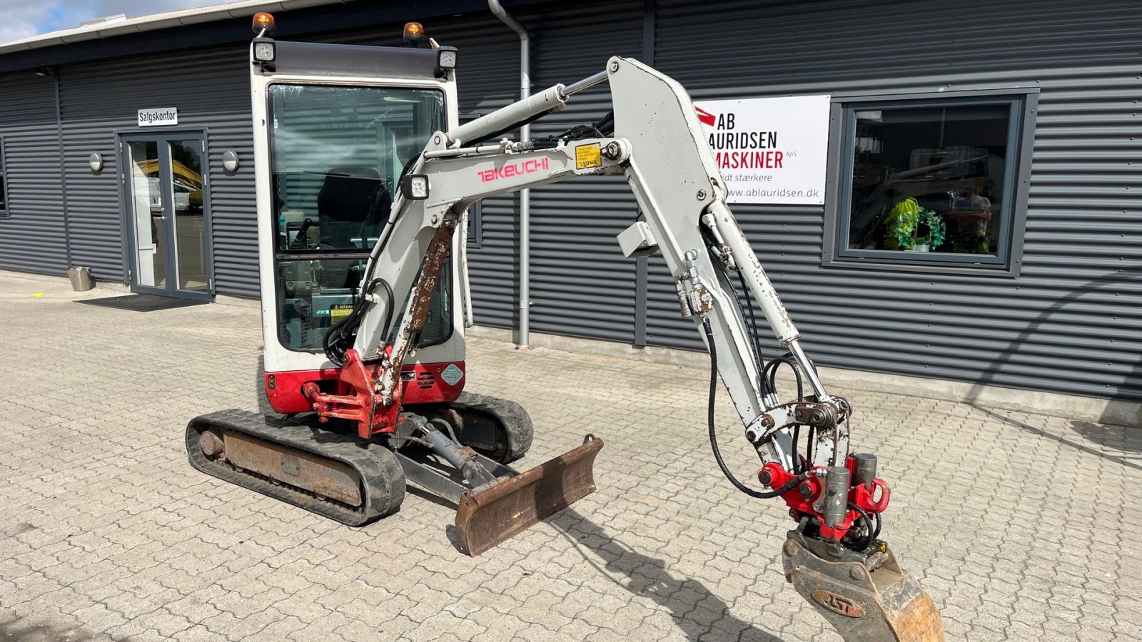 Bagger des Typs Takeuchi TB016 Tilt fæste, hydraulisk skovl fæste fin stand, Gebrauchtmaschine in Rønnede (Bild 2)