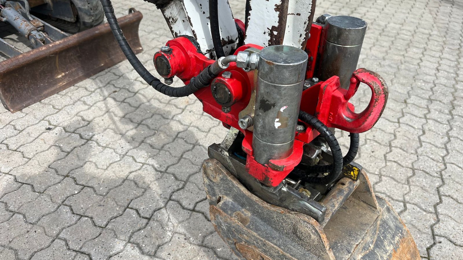Bagger des Typs Takeuchi TB016 Tilt fæste, hydraulisk skovl fæste fin stand, Gebrauchtmaschine in Rønnede (Bild 4)