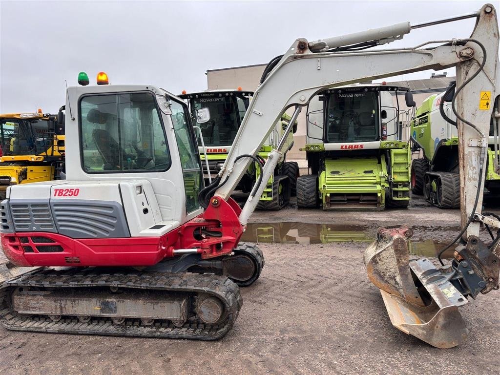 Bagger typu Takeuchi TB250 . To skovle. Gummibånd., Gebrauchtmaschine v Kolding (Obrázek 4)
