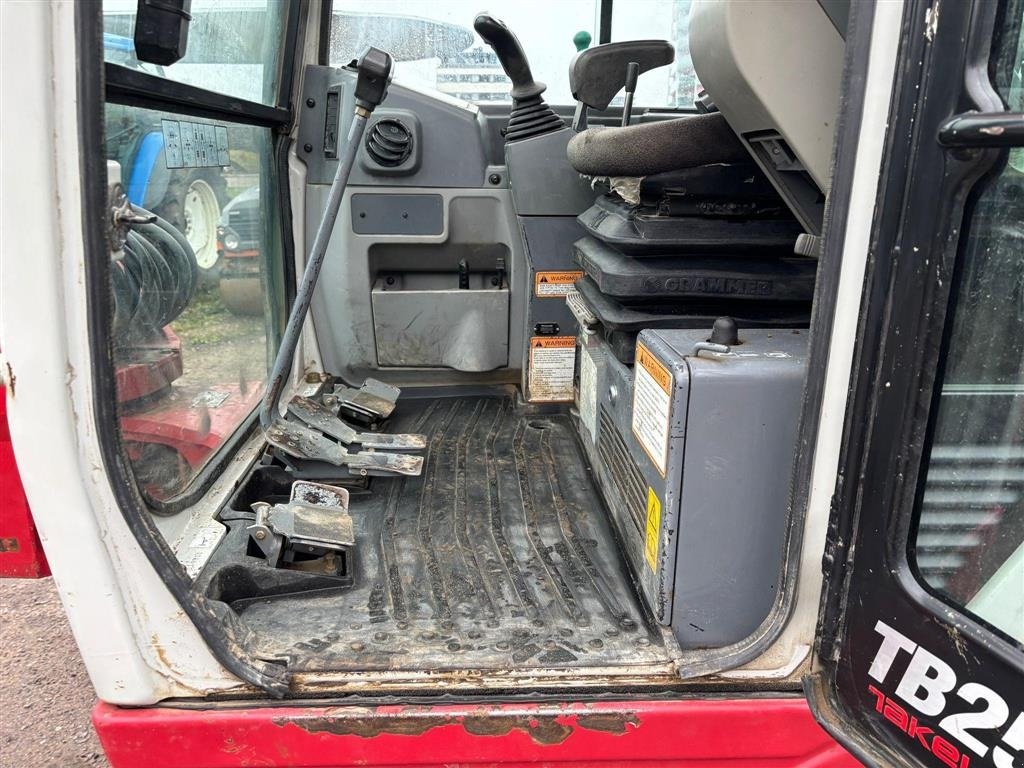 Bagger typu Takeuchi TB250 . To skovle. Gummibånd., Gebrauchtmaschine v Kolding (Obrázek 13)