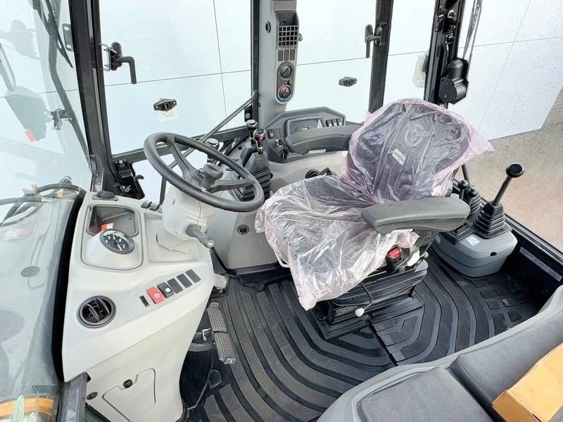 Baggerlader of the type Case 570SV 4WD - 4/1 Bucket / Telescopic Boom / AC, Neumaschine in Veldhoven (Picture 5)