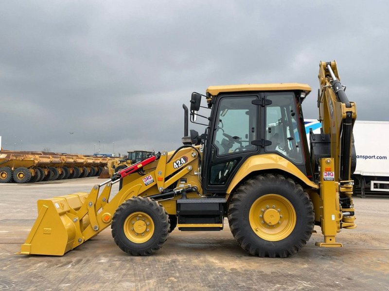 Baggerlader of the type Caterpillar 424, Neumaschine in Velddriel