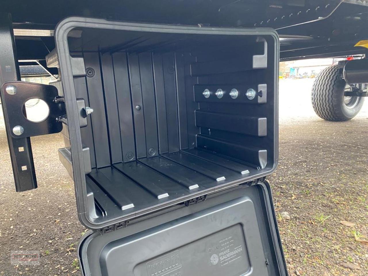 Ballensammelwagen des Typs Brantner DPW 18000 Aktion, Neumaschine in Tuntenhausen (Bild 4)