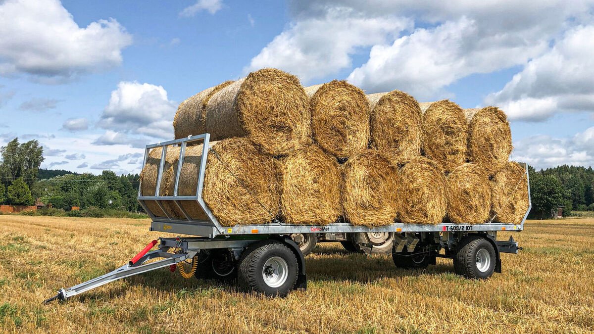 Ballensammelwagen des Typs CYNKOMET Ballentransportwagen / bale platform, Neumaschine in Michałowo (Bild 2)
