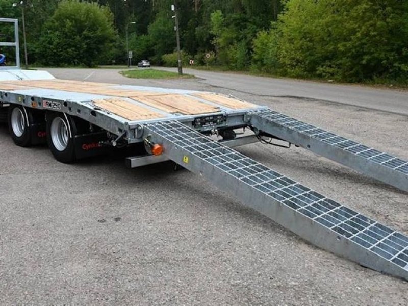Ballensammelwagen типа CYNKOMET Plattformauflieger RM-240 / trailer, Neumaschine в Michałowo (Фотография 1)