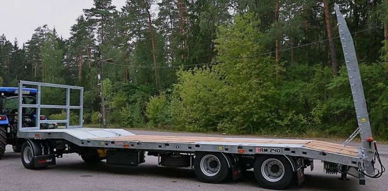 Ballensammelwagen des Typs CYNKOMET Plattformauflieger RM-240 / trailer, Neumaschine in Michałowo (Bild 3)