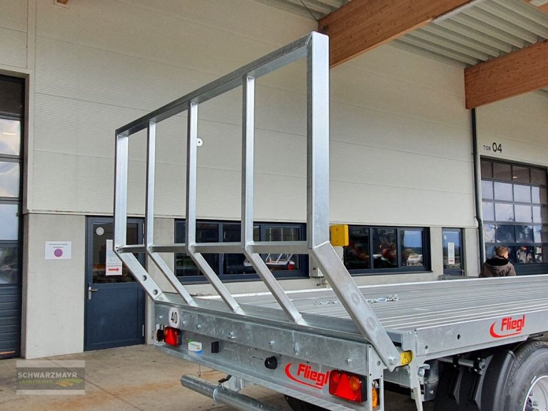 Ballensammelwagen des Typs Fliegl Ballensicherungsgitter, Neumaschine in Gampern (Bild 1)