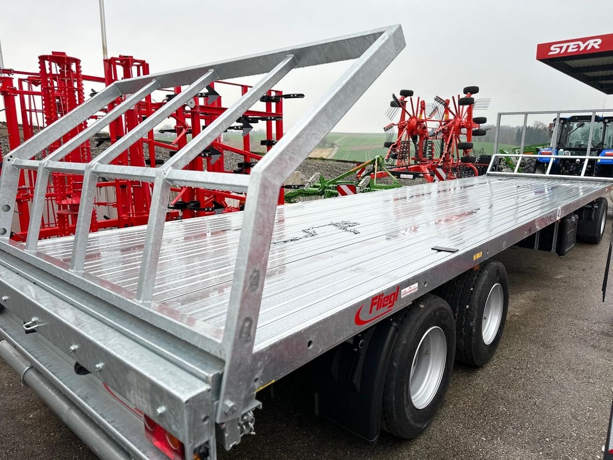 Ballensammelwagen of the type Fliegl DPW 180 B Ballenanhänger, Neumaschine in St. Marienkirchen (Picture 3)