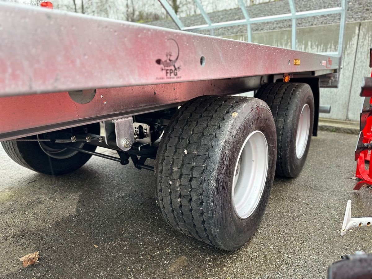 Ballensammelwagen of the type Fliegl DPW 180 B Ballenanhänger, Neumaschine in St. Marienkirchen (Picture 8)