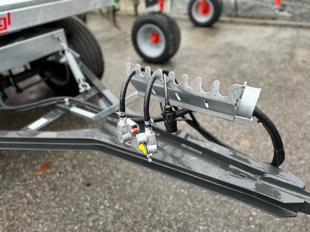 Ballensammelwagen of the type Fliegl DPW 180 B Ballenanhänger, Neumaschine in St. Marienkirchen (Picture 5)