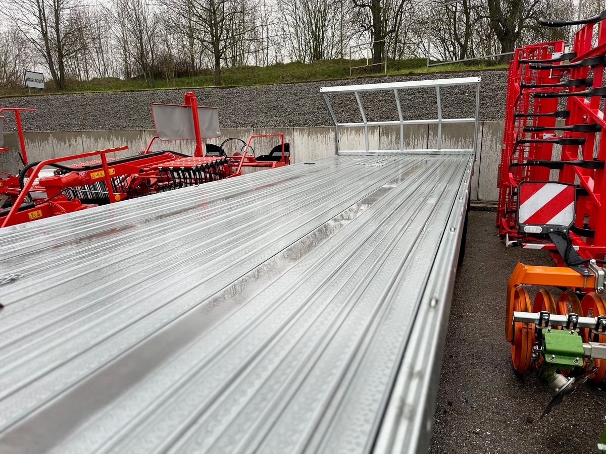 Ballensammelwagen of the type Fliegl DPW 180 B Ballenanhänger, Neumaschine in St. Marienkirchen (Picture 4)