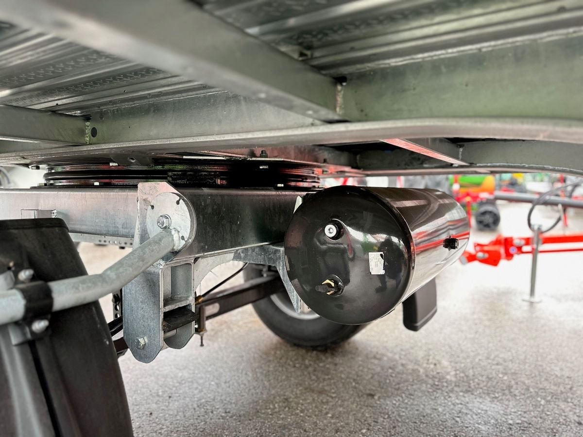 Ballensammelwagen of the type Fliegl DPW 180 B Ballenanhänger, Neumaschine in St. Marienkirchen (Picture 11)