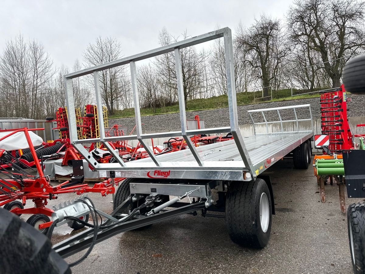 Ballensammelwagen of the type Fliegl DPW 180 B Ballenanhänger, Neumaschine in St. Marienkirchen (Picture 1)