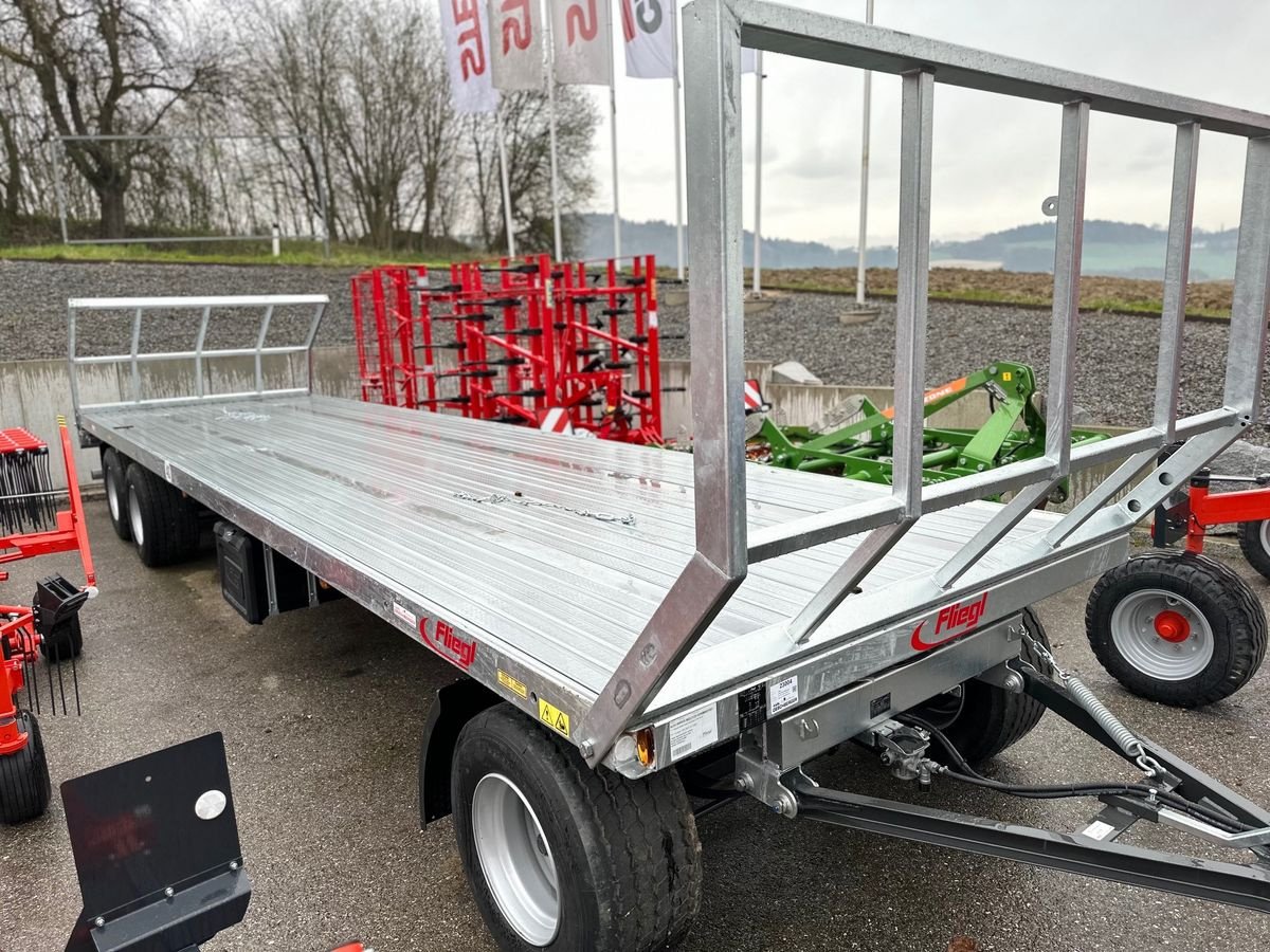 Ballensammelwagen of the type Fliegl DPW 180 B Ballenanhänger, Neumaschine in St. Marienkirchen (Picture 2)