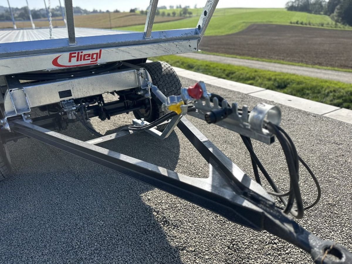 Ballensammelwagen of the type Fliegl DPW 240 3-Achs-Plattformanhänger, Neumaschine in St. Marienkirchen (Picture 9)