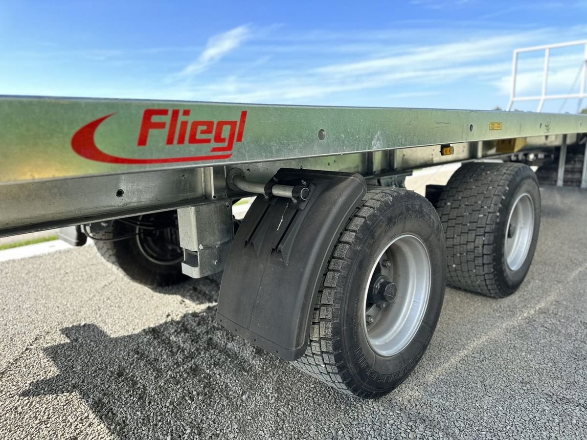 Ballensammelwagen of the type Fliegl DPW 240 3-Achs-Plattformanhänger, Neumaschine in St. Marienkirchen (Picture 7)
