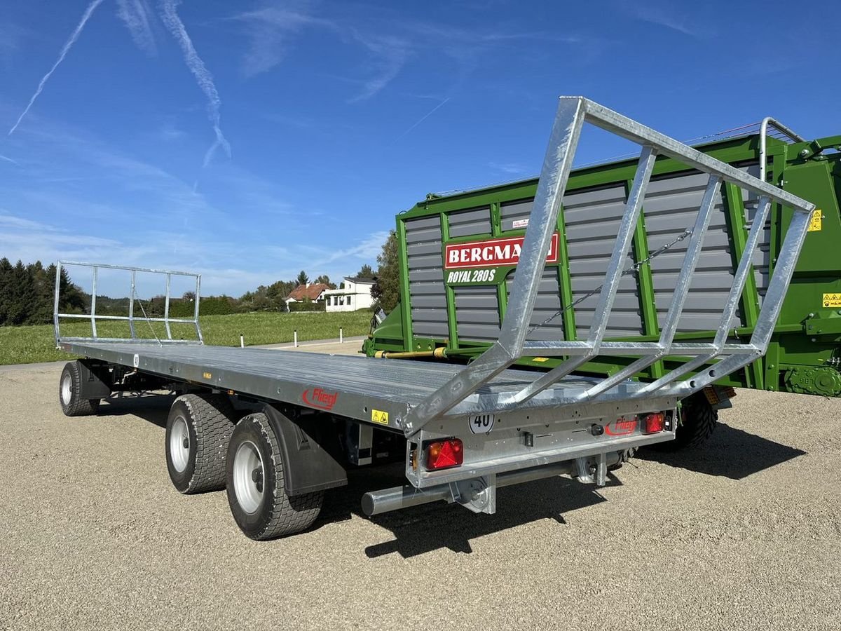 Ballensammelwagen of the type Fliegl DPW 240 3-Achs-Plattformanhänger, Neumaschine in St. Marienkirchen (Picture 4)