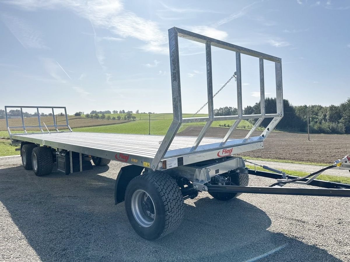 Ballensammelwagen tipa Fliegl DPW 240 3-Achs-Plattformanhänger, Neumaschine u St. Marienkirchen (Slika 2)