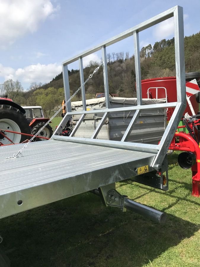 Ballensammelwagen du type Fliegl Dreiachs Ballentransportanhänger DPW 180 B, Neumaschine en Kirchschlag (Photo 5)