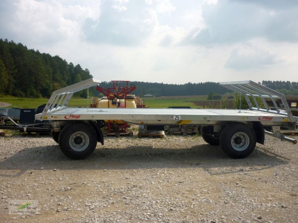 Ballensammelwagen des Typs Fliegl ZPW 120 B, Neumaschine in Pegnitz-Bronn (Bild 1)