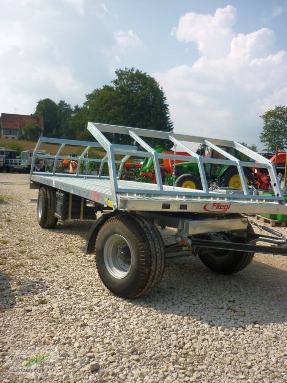 Ballensammelwagen des Typs Fliegl ZPW 120 B, Neumaschine in Pegnitz-Bronn (Bild 2)