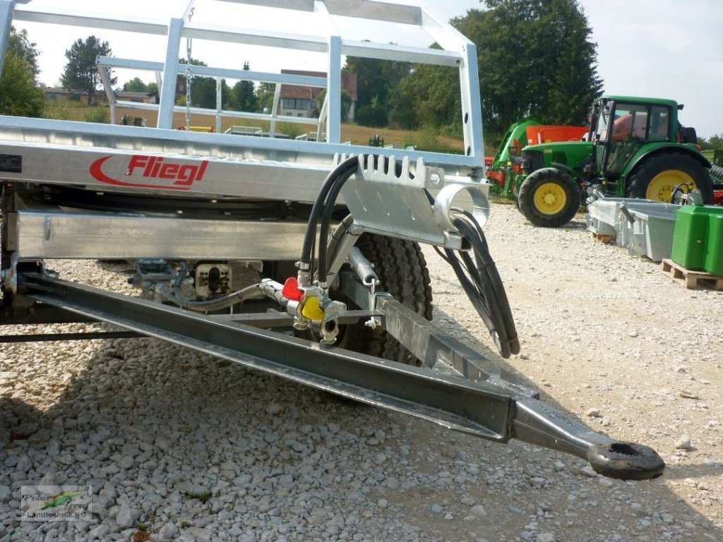 Ballensammelwagen des Typs Fliegl ZPW 120 B, Neumaschine in Pegnitz-Bronn (Bild 4)