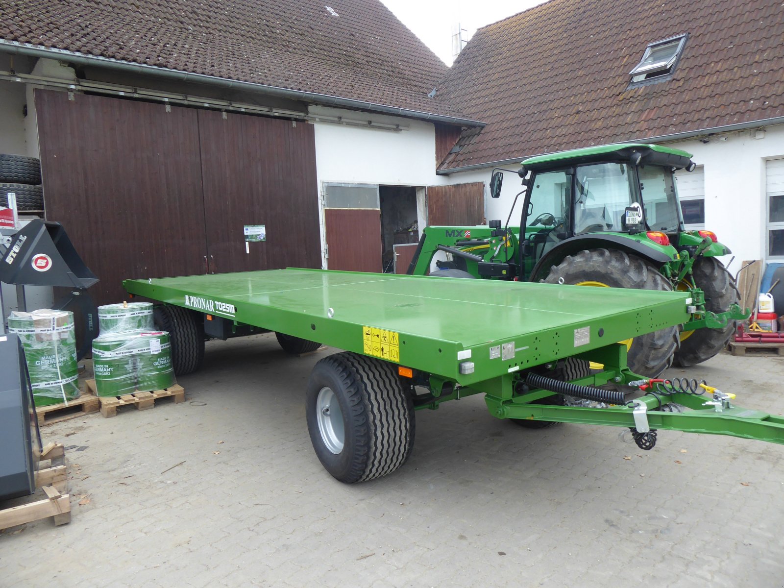 Ballensammelwagen des Typs PRONAR T 025 M, Neumaschine in Marxheim (Bild 1)