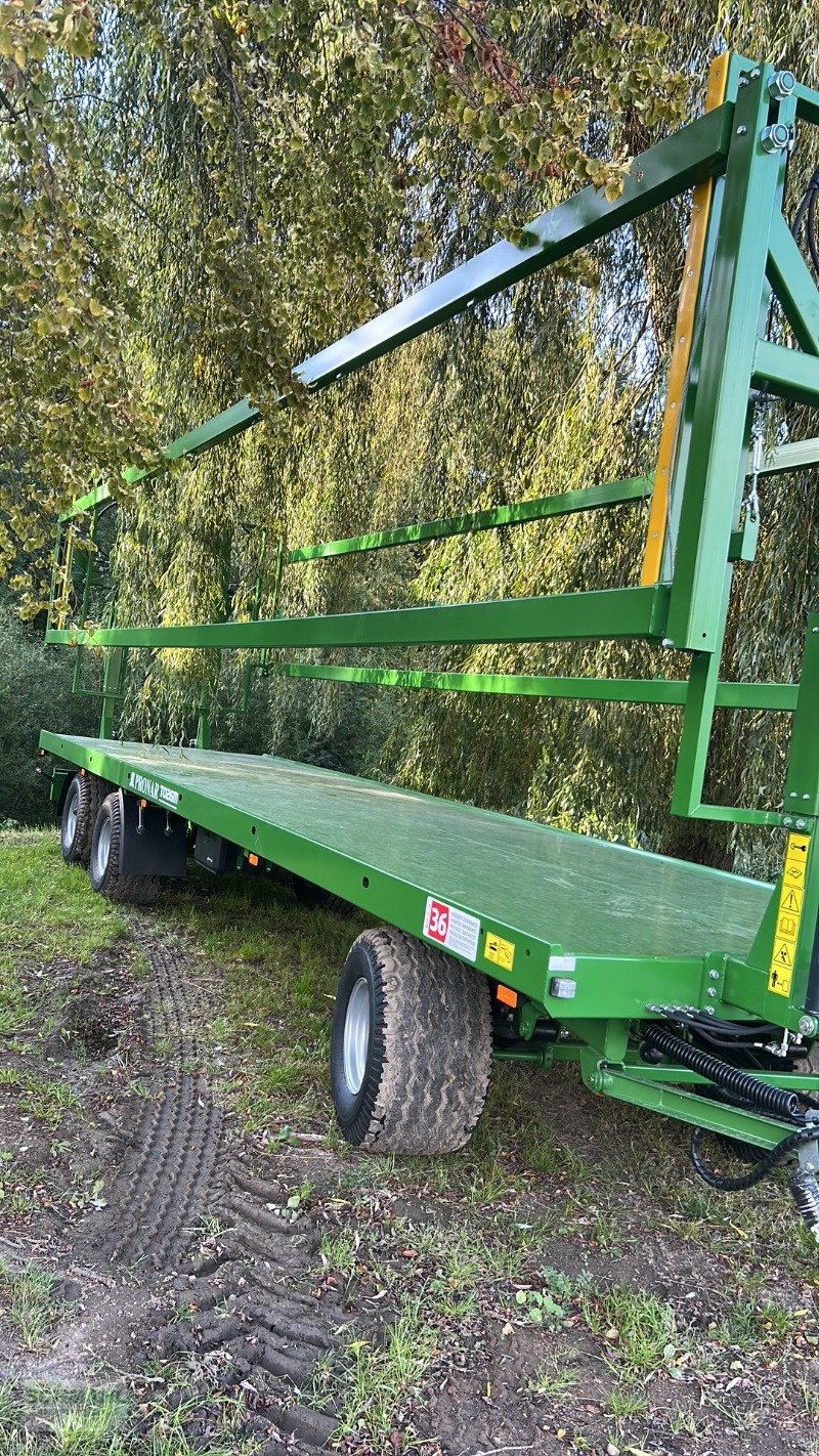 Ballensammelwagen des Typs PRONAR T026M, Neumaschine in Upahl (Bild 2)