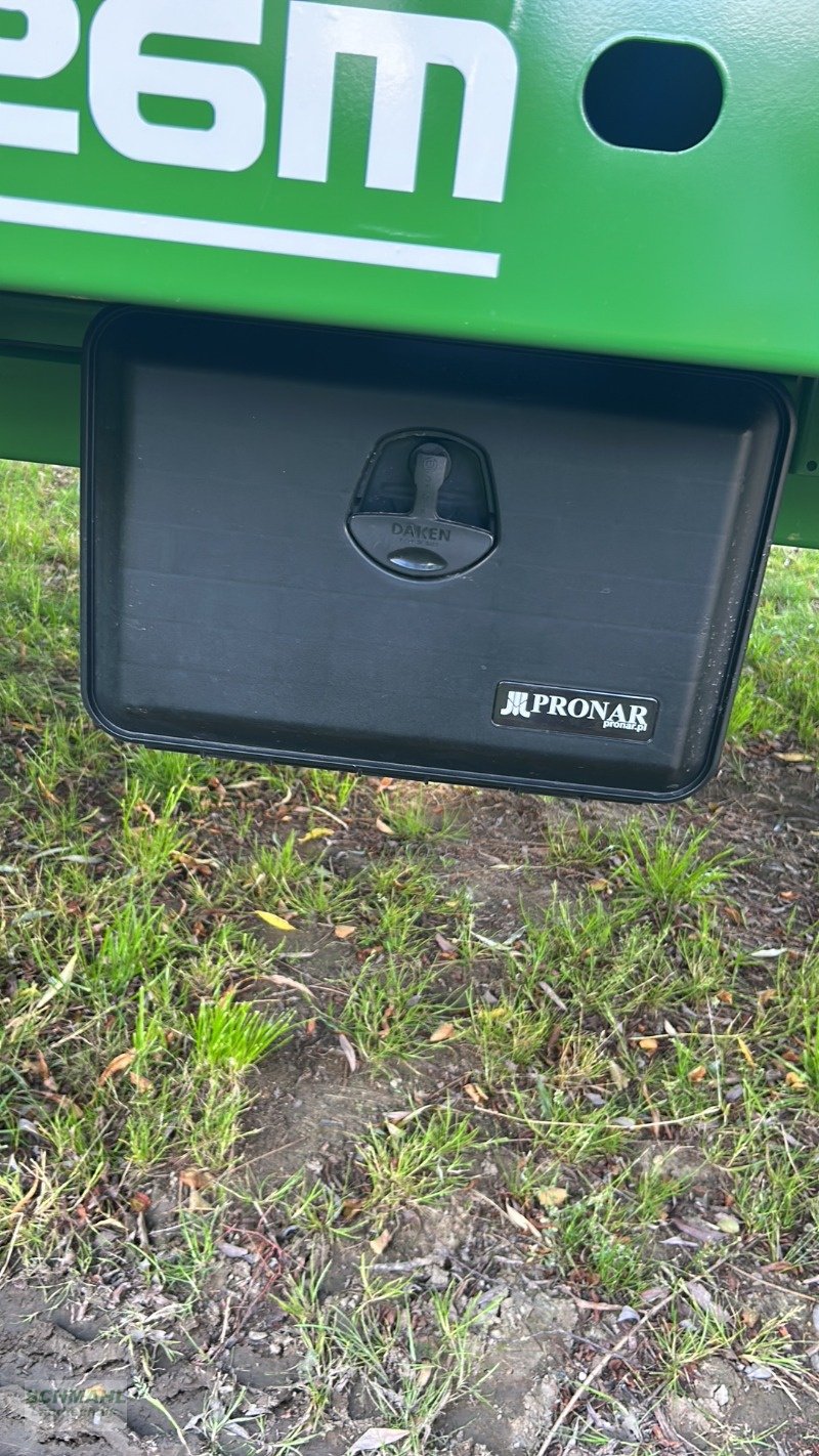 Ballensammelwagen des Typs PRONAR T026M, Neumaschine in Upahl (Bild 6)