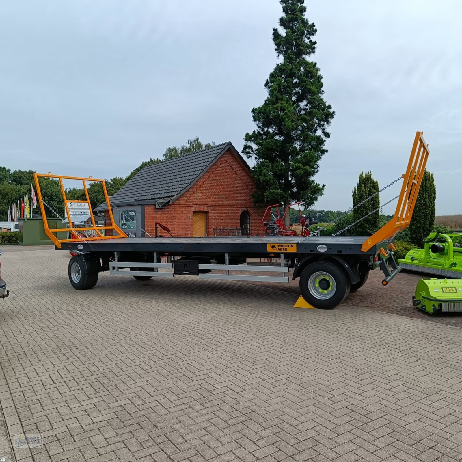 Ballensammelwagen of the type WIELTON PRS 2S/12S, Neumaschine in Bassum (Picture 1)