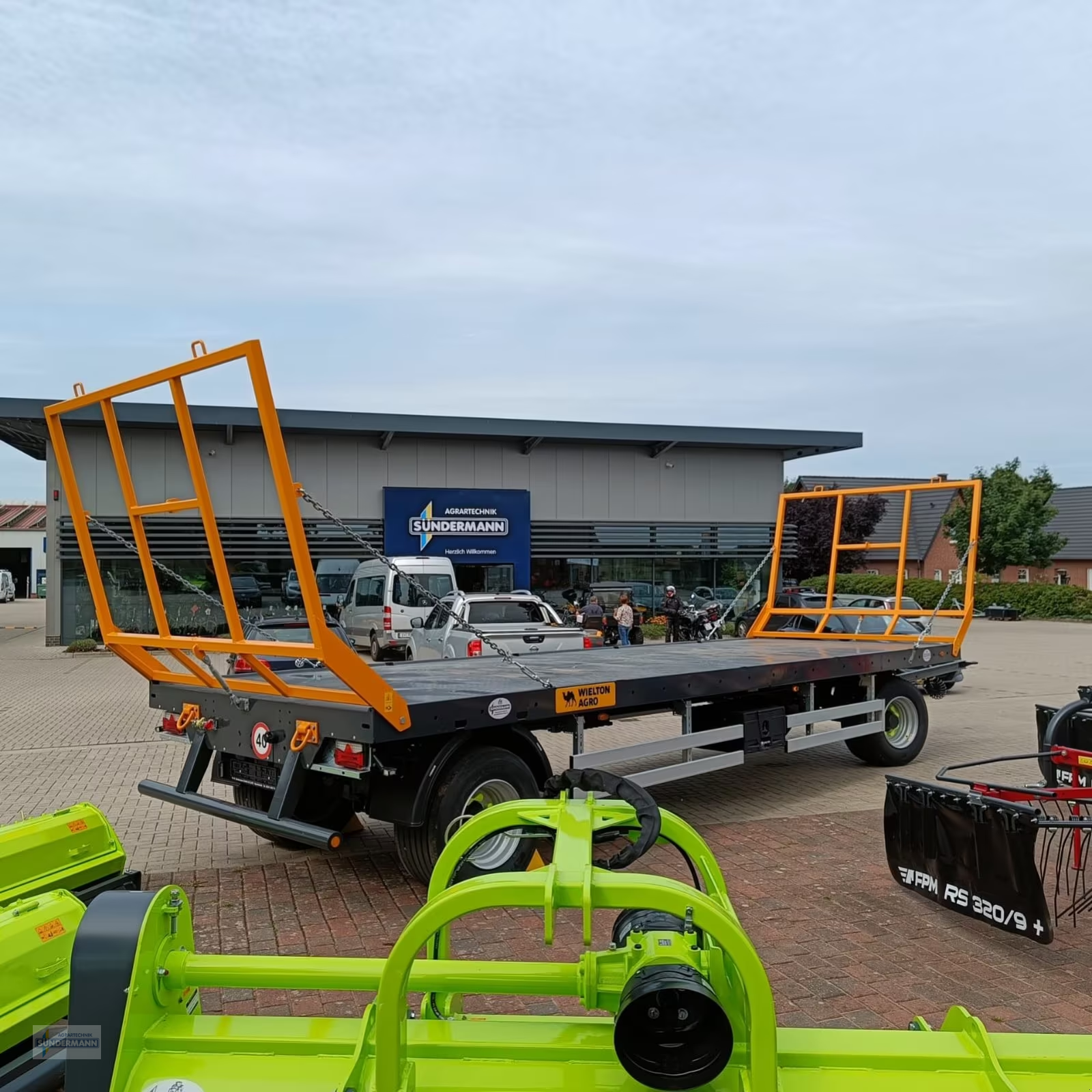 Ballensammelwagen of the type WIELTON PRS 2S/12S, Neumaschine in Bassum (Picture 3)