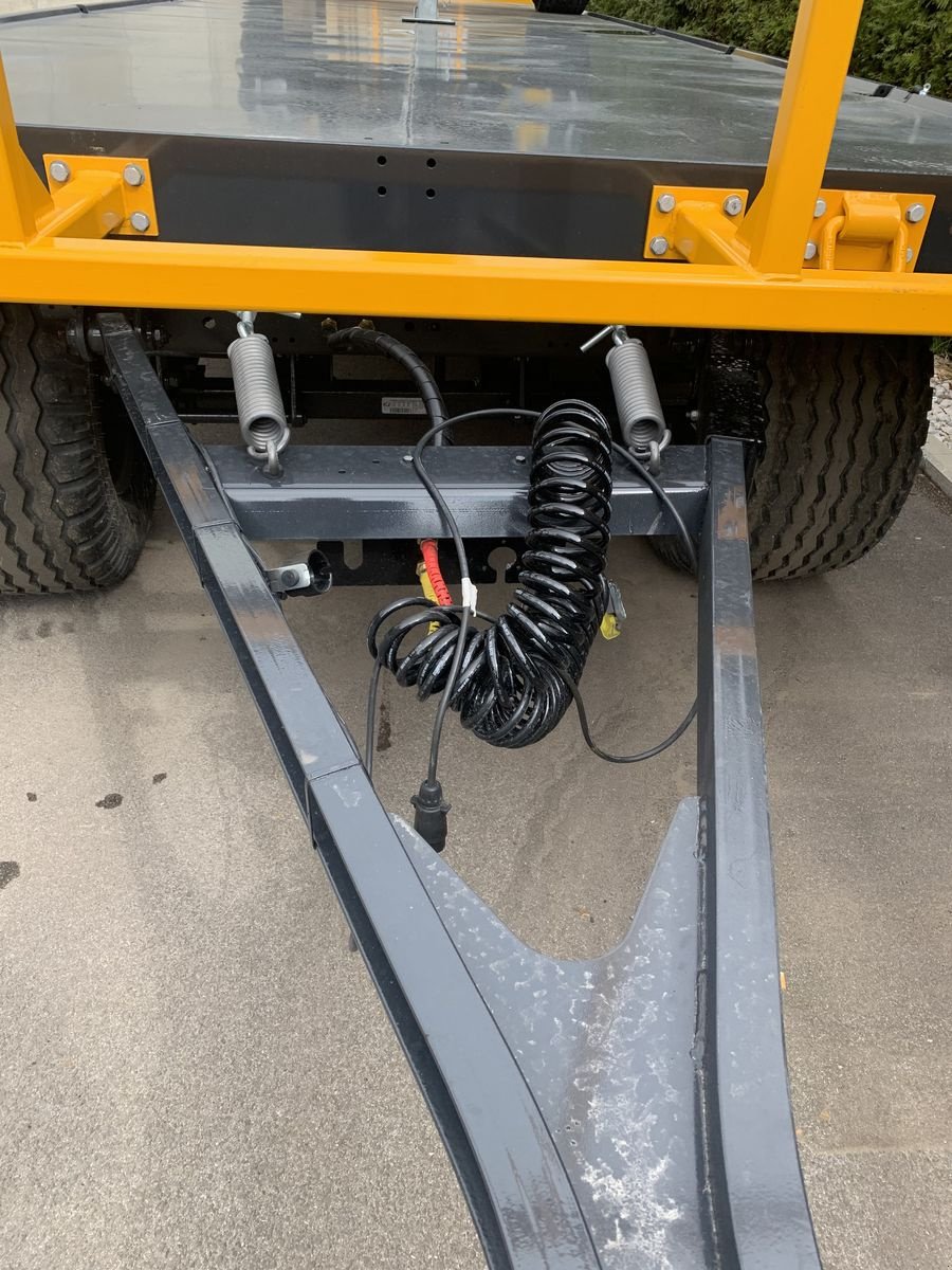 Ballensammelwagen des Typs WIELTON WIELTON PRS 3, Neumaschine in Gschwandt (Bild 4)